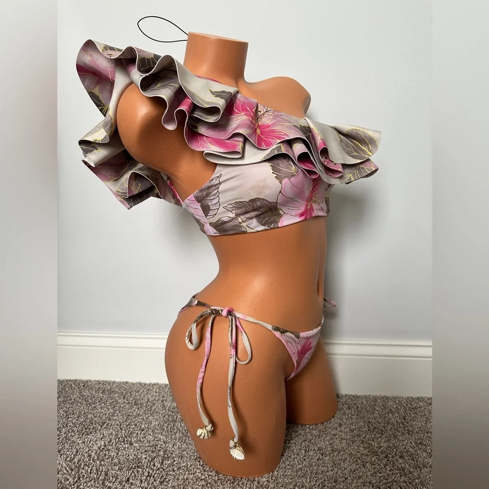 Beach Riot - Ines Top in Golden Hibiscus - Picture 2 of 3
